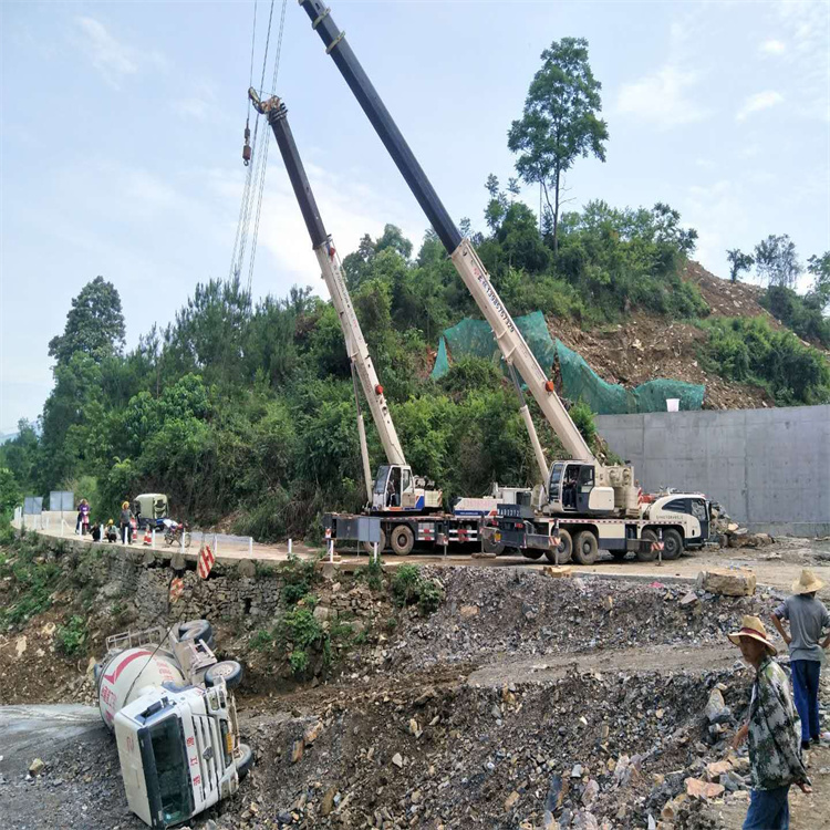 井研汽车掉沟里叫吊车救援要多少钱